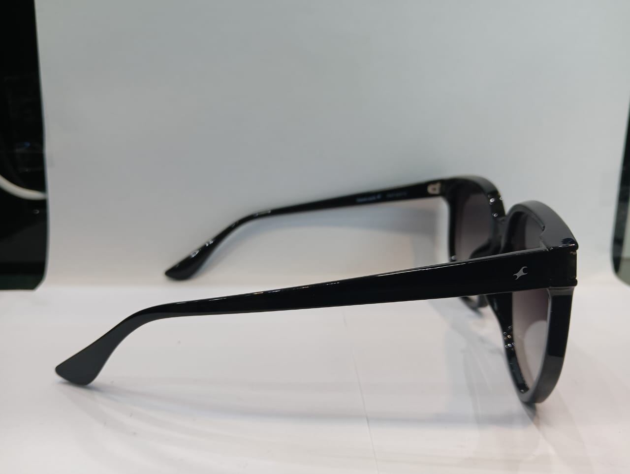 Black Round Unisex Sunglasses P471GY1V