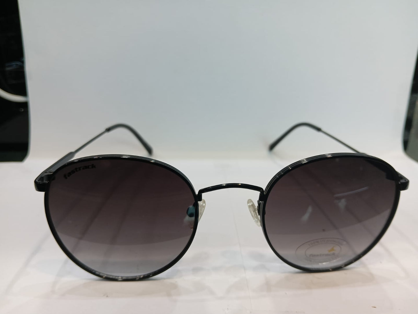 Shiny Black Round Unisex Sunglasses M257GY9V