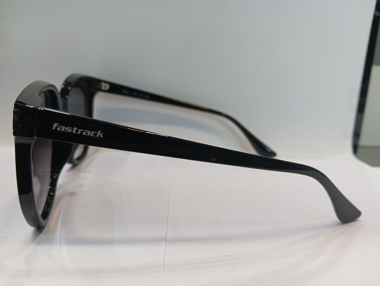 Black Round Unisex Sunglasses P471GY1V