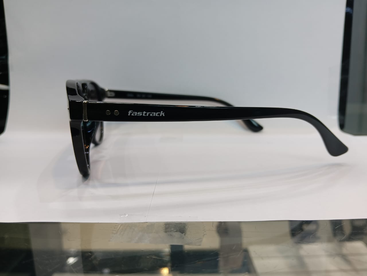 Black Round Unisex Sunglasses P472GY1V